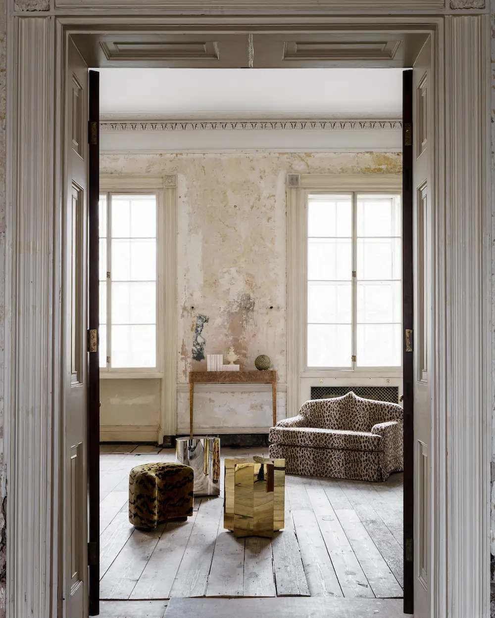 TheInvisibleCollection_CampbellRey_LunaDolceTigerPouf_Cavendish