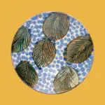 Assiette Bleue Feuilles Vertes