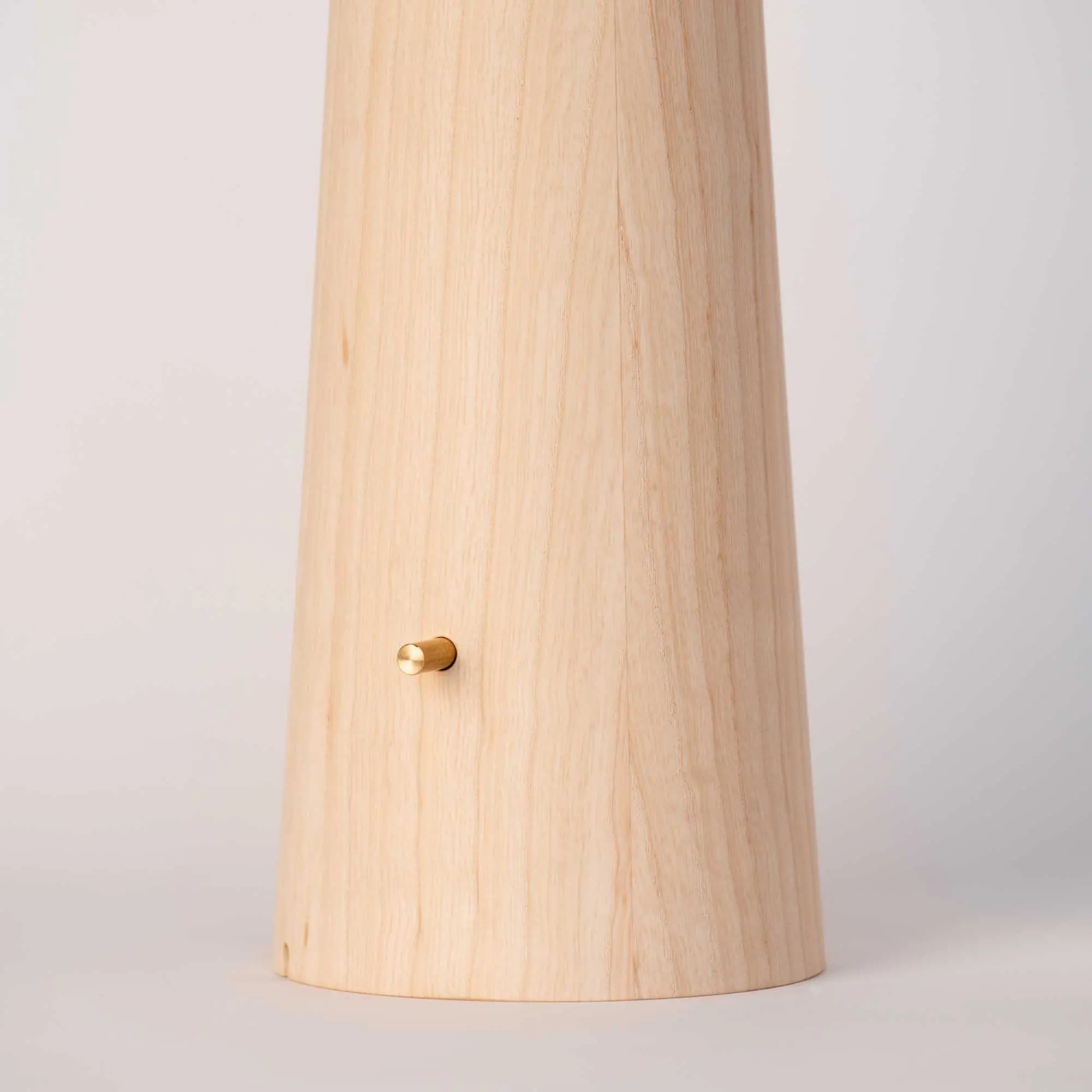 TheInvisibleCollection_Clubroom_Isato_Prugger_Studio_Lamp_White_Ash_3