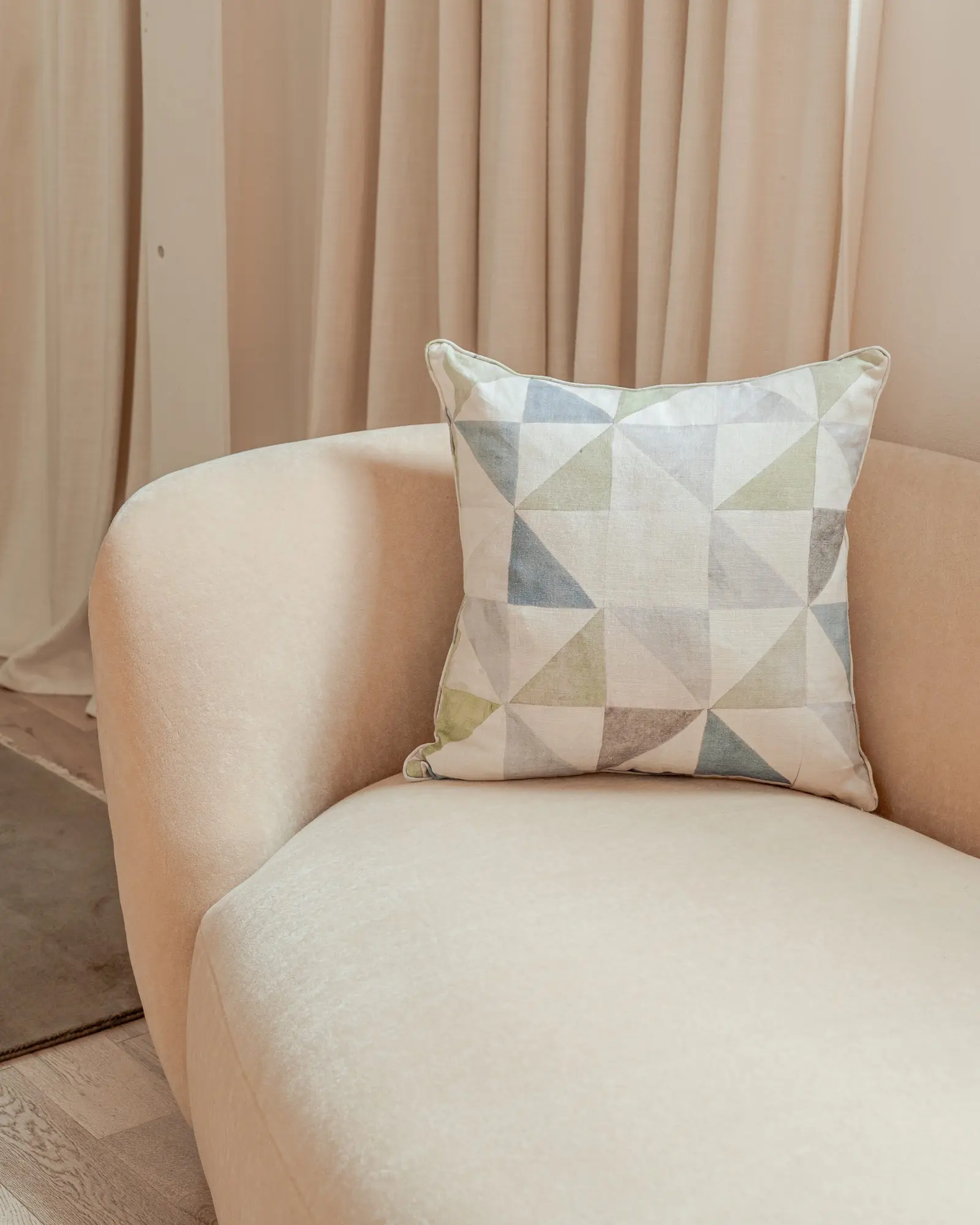 TheInvisibleCollection_Clubroom_JenniferShorto_FlyingBirdCushion_1