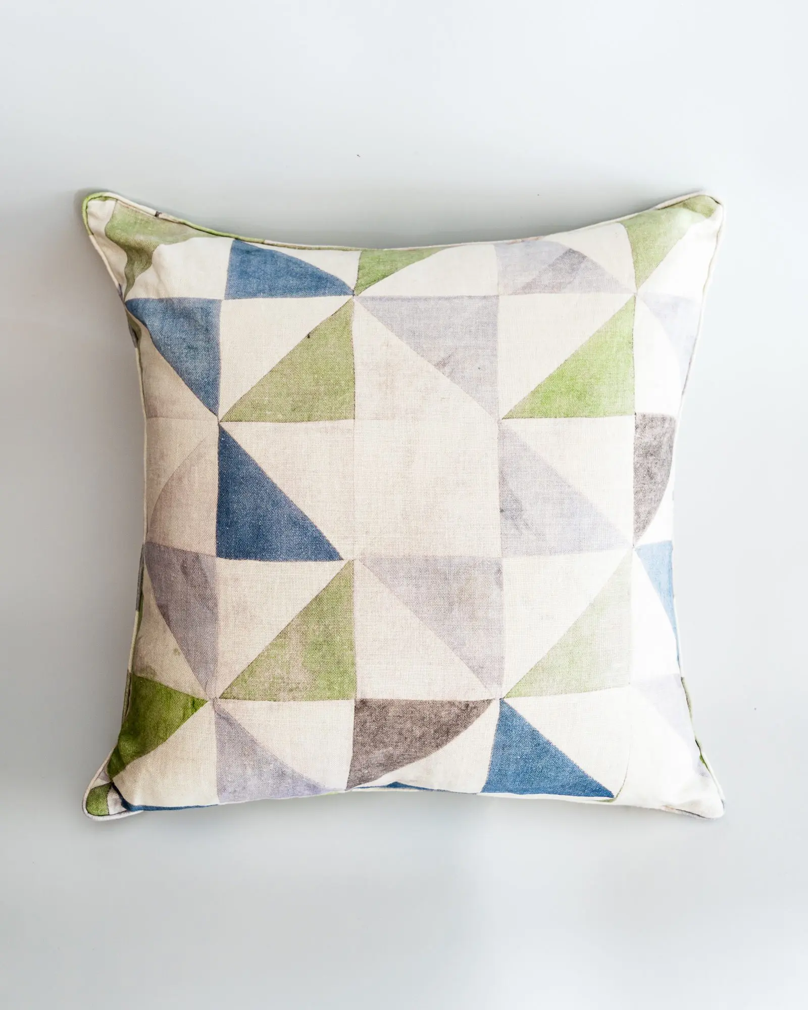 TheInvisibleCollection_Clubroom_JenniferShorto_FlyingBirdCushion_2