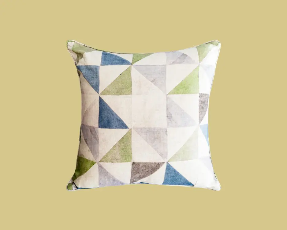 TheInvisibleCollection_Clubroom_JenniferShorto_FlyingBirdCushion_Main