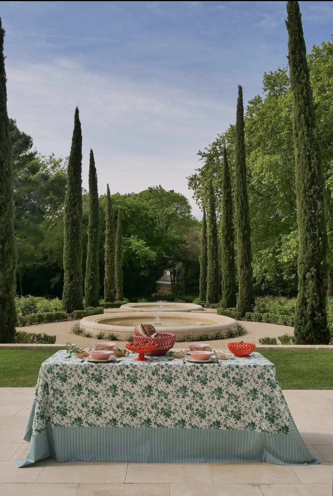 TheInvisibelCollection_Clubroom_ChateauDeMaMère_OlivePomponTablecloth_Hover