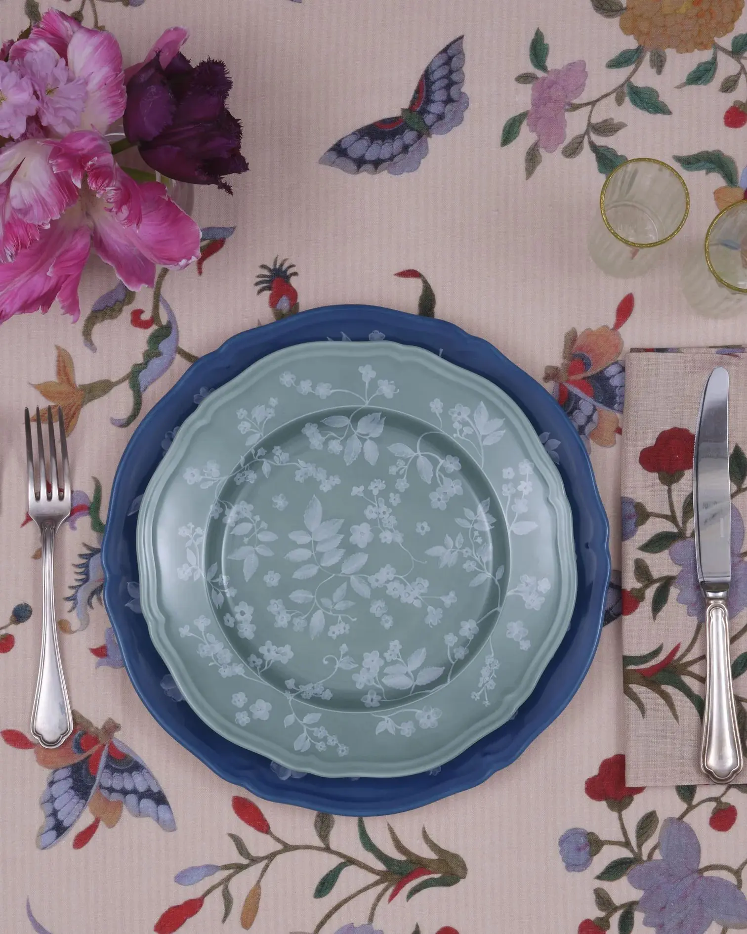 TheInvisibleCollection_Clubroom_CasaCabana_GinoriFloralDinnerPlatesSage_3