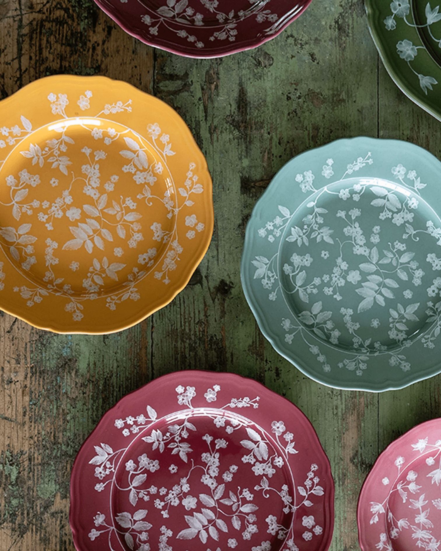 TheInvisibleCollection_Clubroom_CasaCabana_GinoriFloralDinnerPlatesSage_6