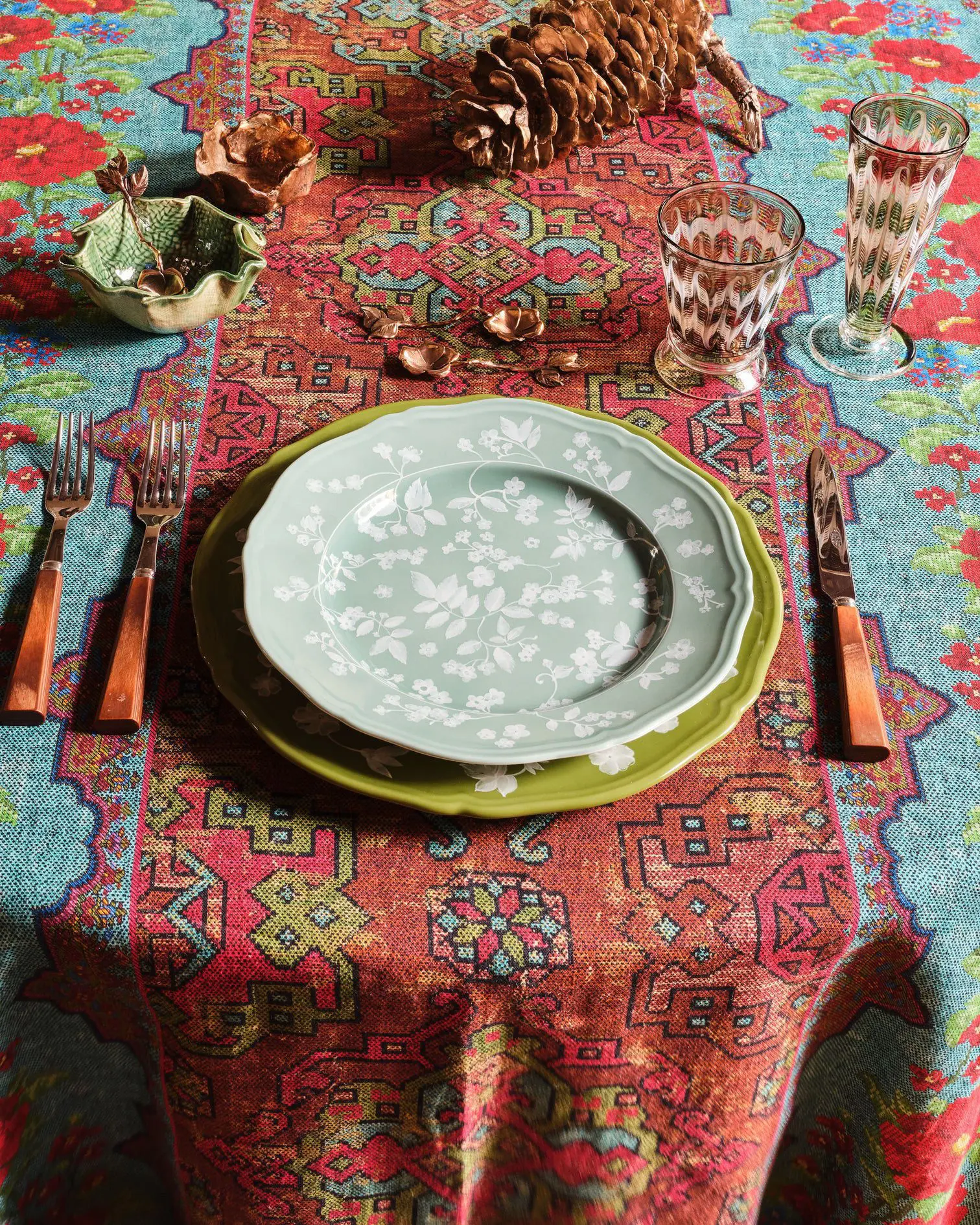 TheInvisibleCollection_Clubroom_CasaCabana_GinoriFloralDinnerPlatesSage_8