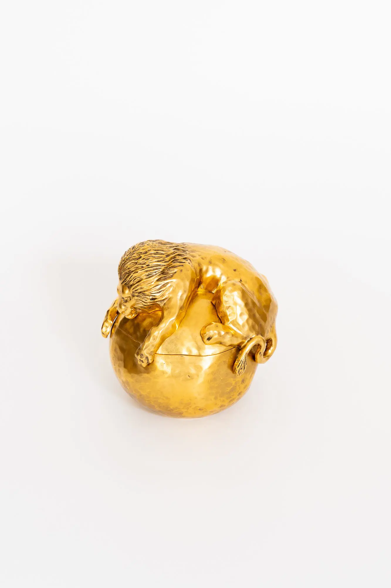 TheInvisibleCollection_Clubroom_Goossens_LionBox_1