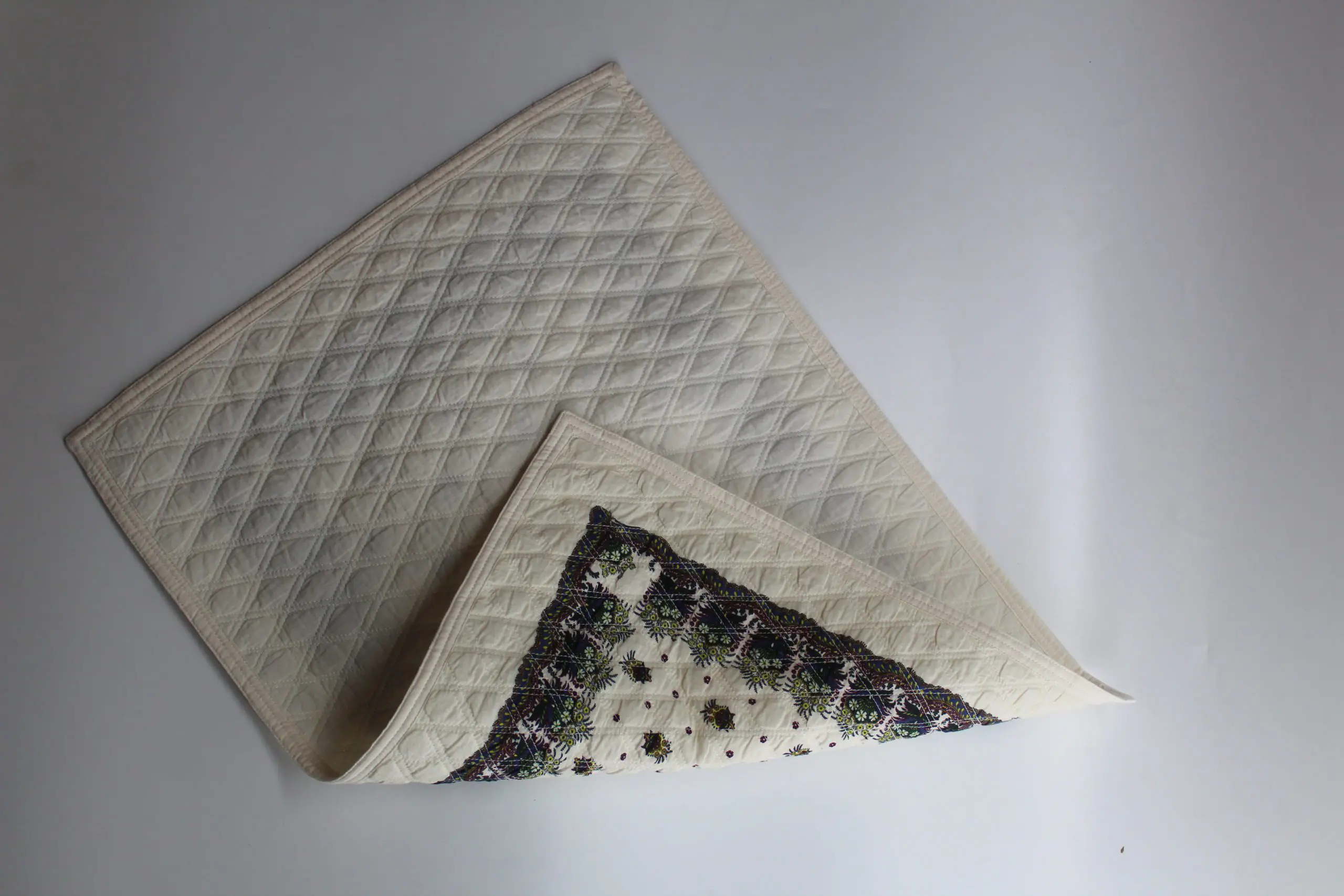 TheInvisibleCollection_ChateaudeMamère_WhitebouquetPlacemats_6