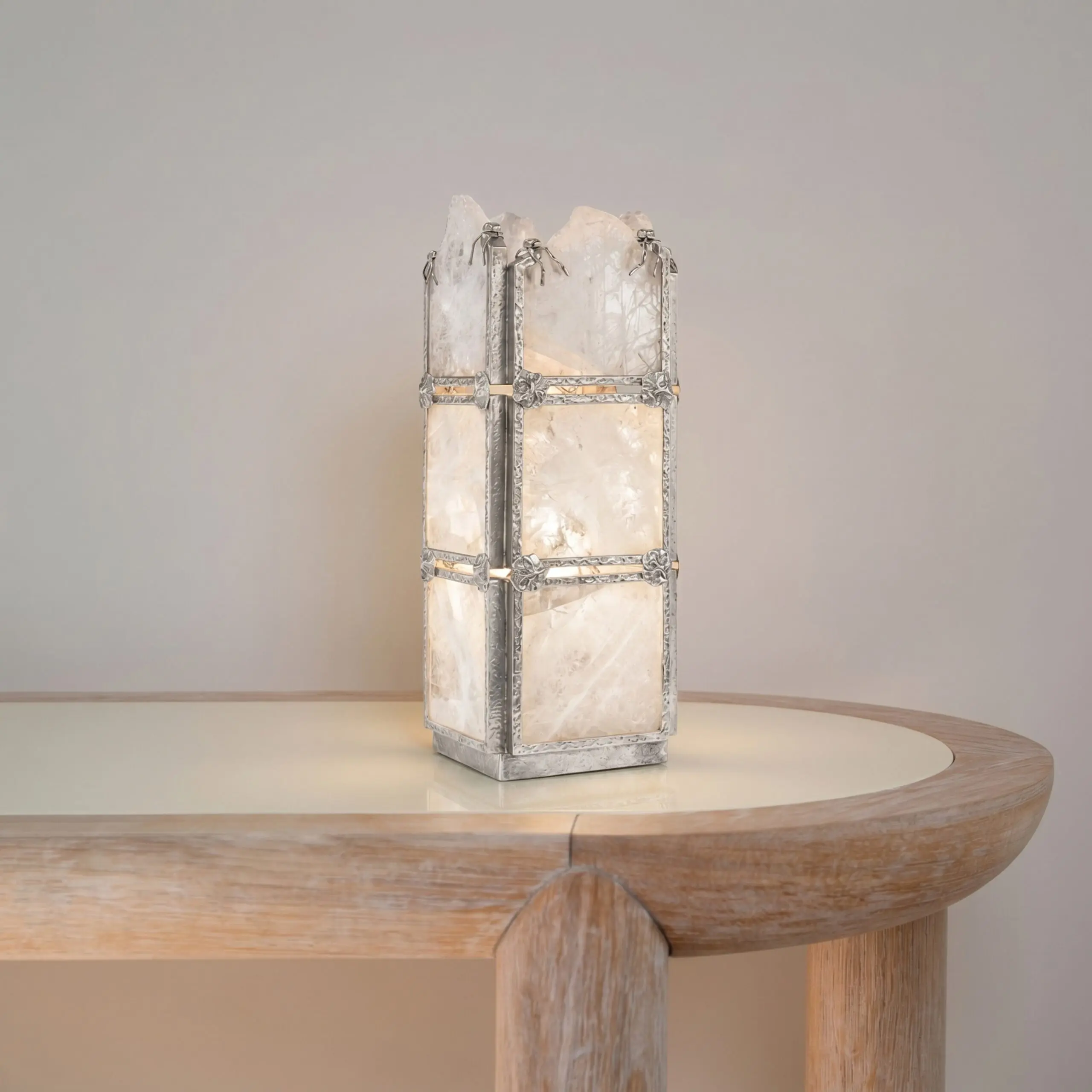 InvisibleCollection_Goossens_Ultralux_lamp_silver_Hover