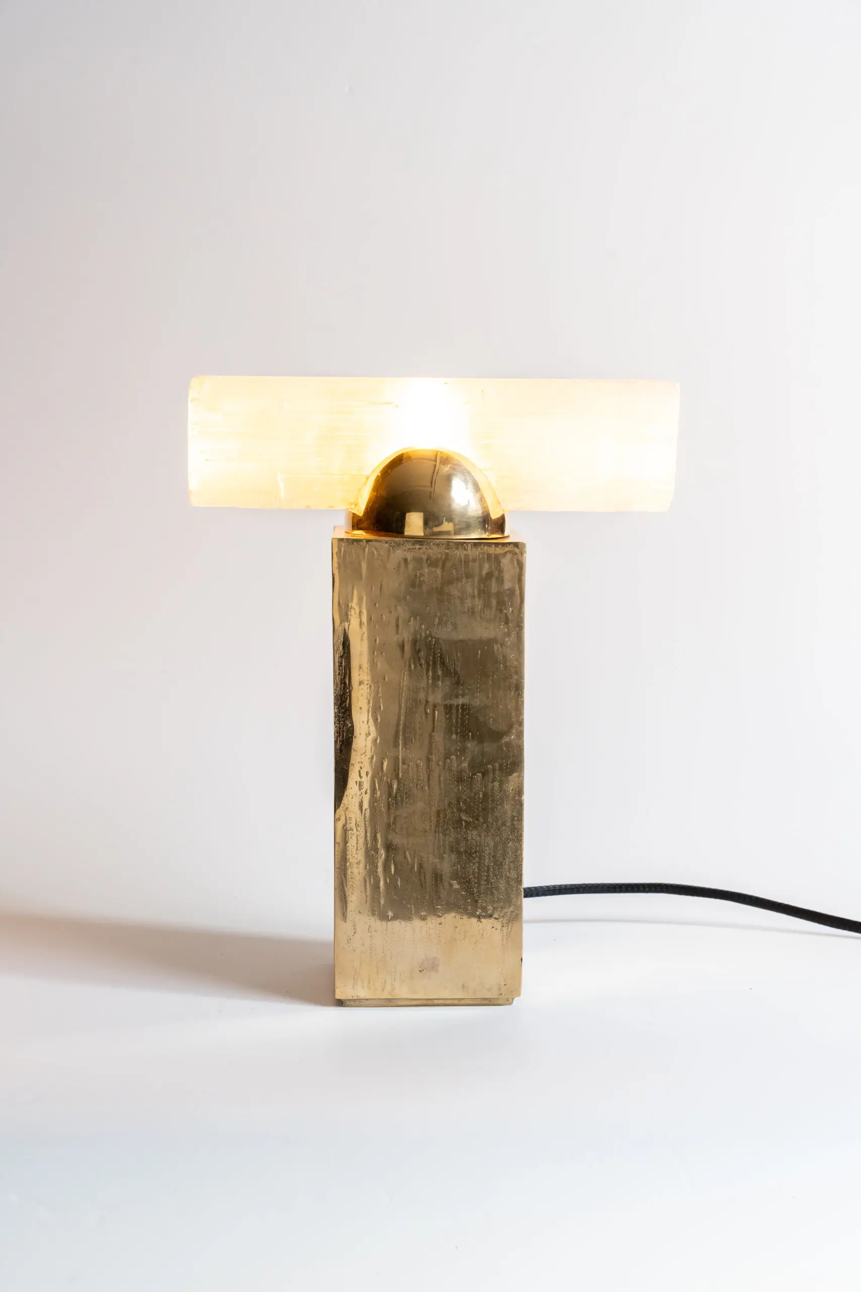 InvisibleCollection_GustavoNeves_Oma table lamp photo 1