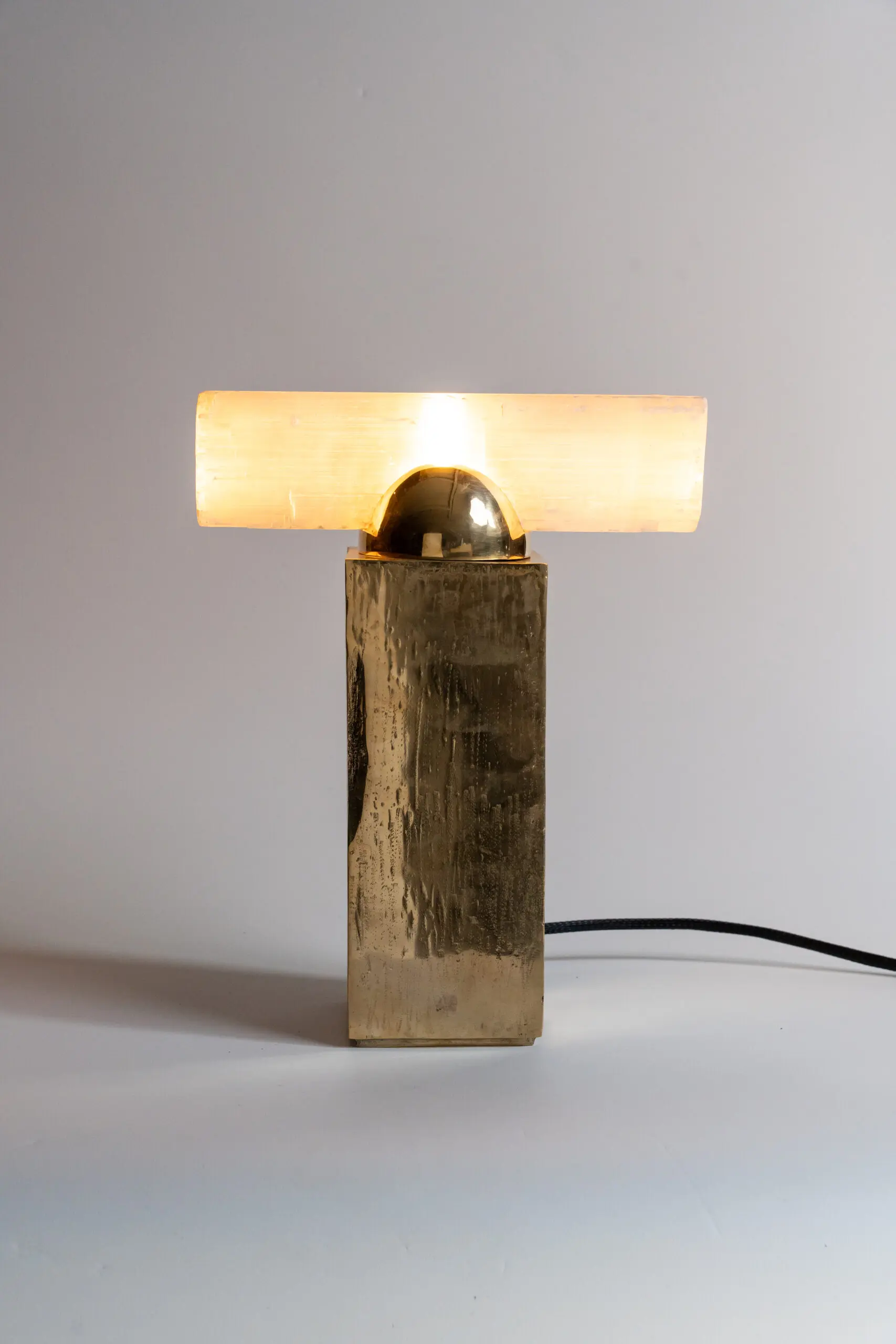 InvisibleCollection_GustavoNeves_Oma table lamp photo 2