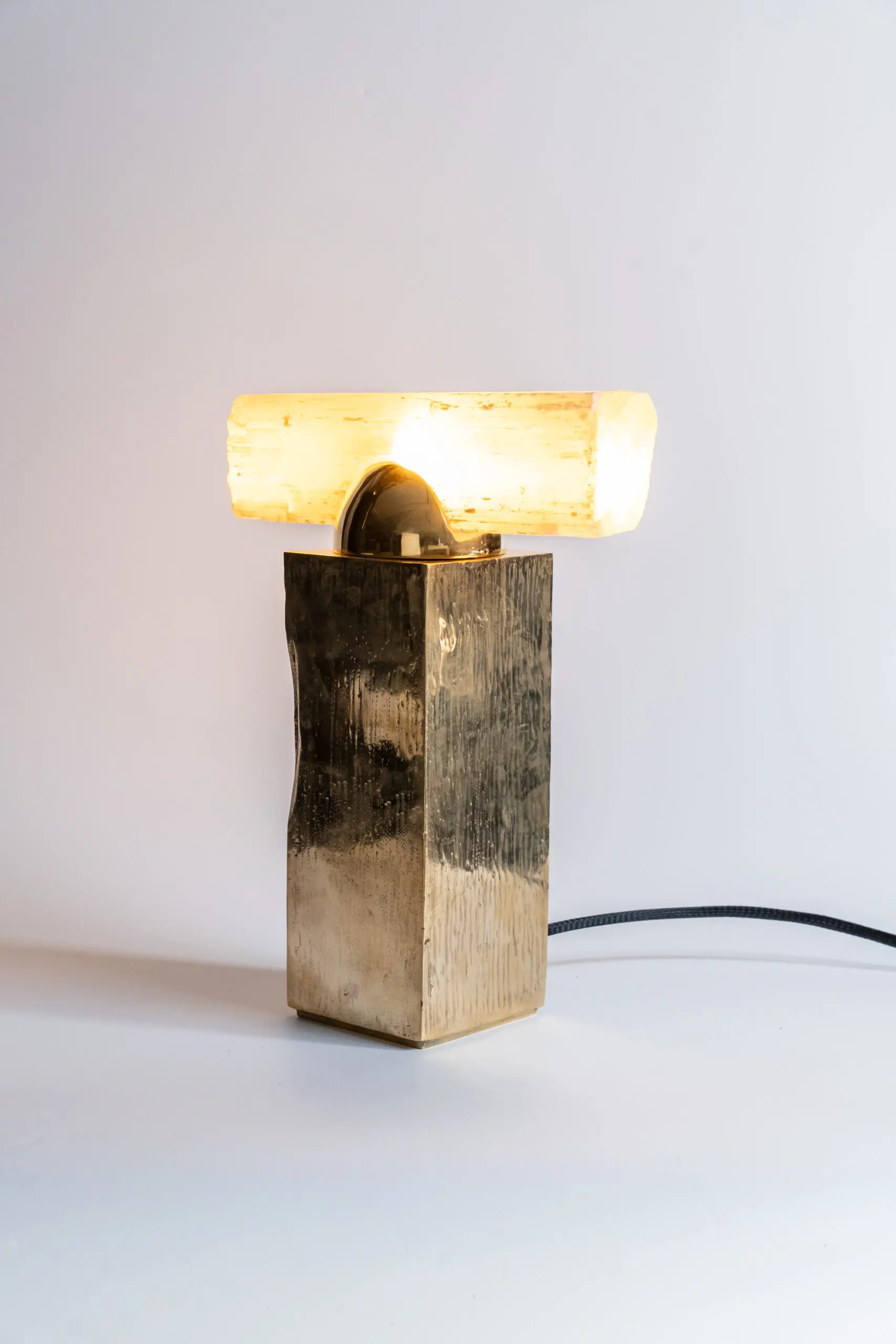 InvisibleCollection_GustavoNeves_Oma table lamp photo 3