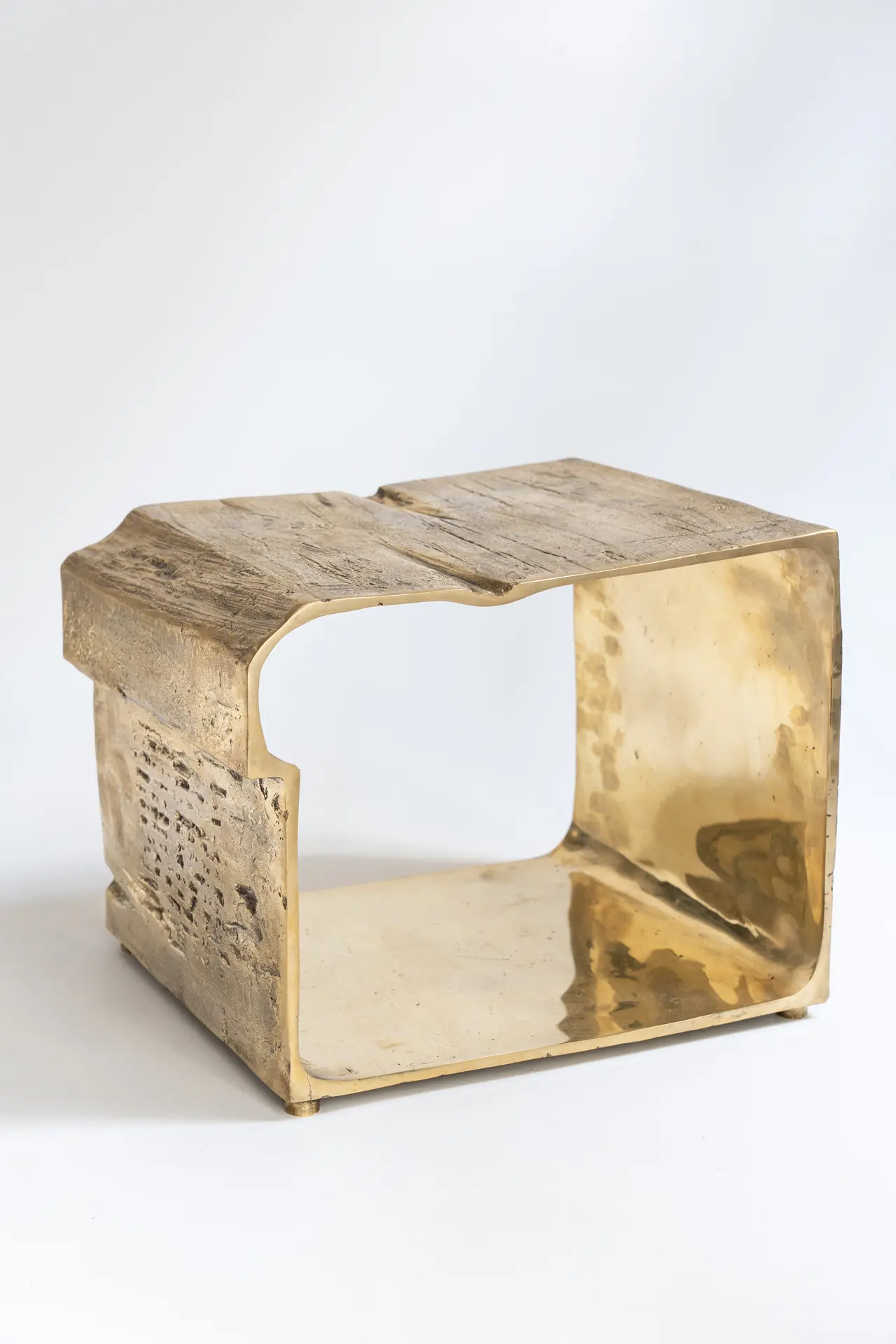 InvisibleCollection_GustavoNeves_Tao I side table photo 1