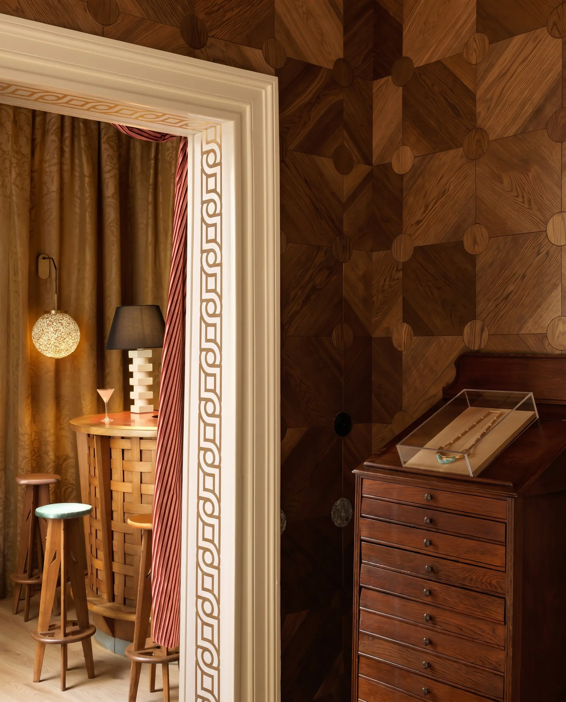 InvisibleCollection_PierreGonalons_InSitu_KingSunWallLamp_1