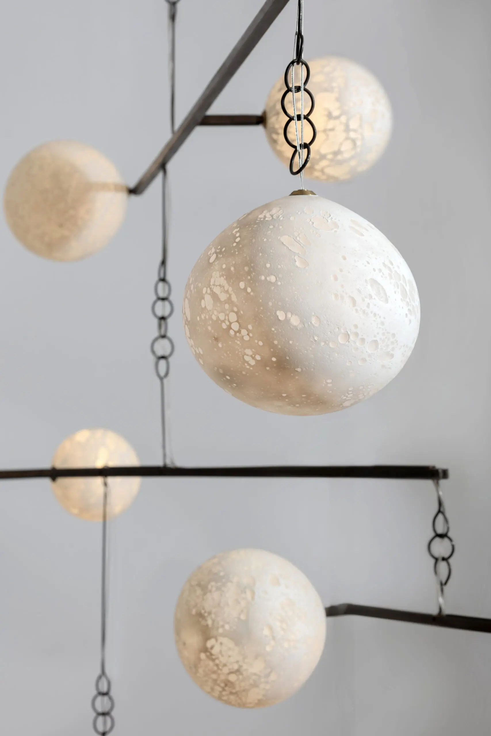 InvisibleCollection_SemeurDetoiles_LunesMobileChandelier_Large_3