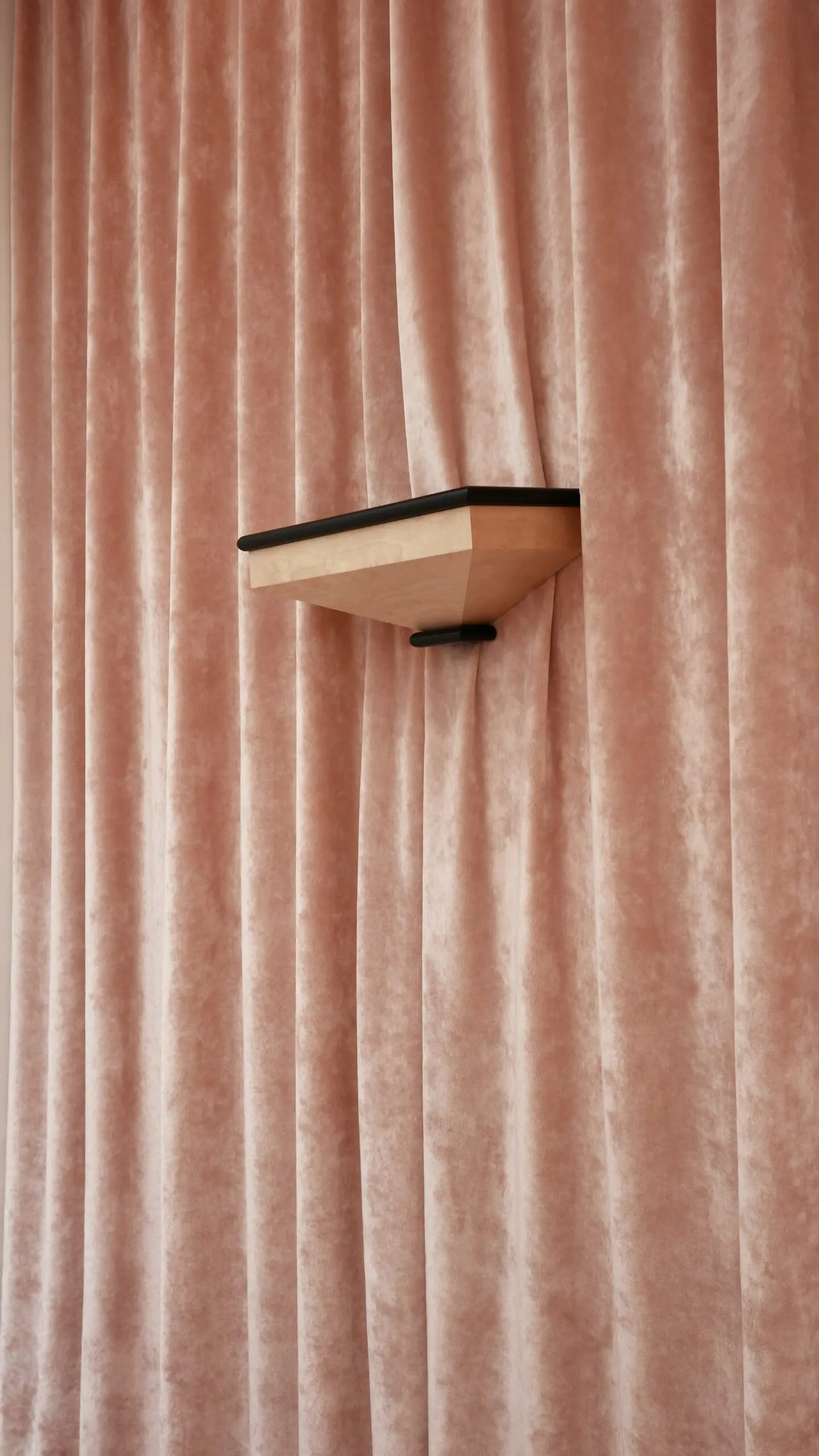 InvisibleCollection_HauvetteMadani_LaCorbeilleDeMinuitWallLamp_1