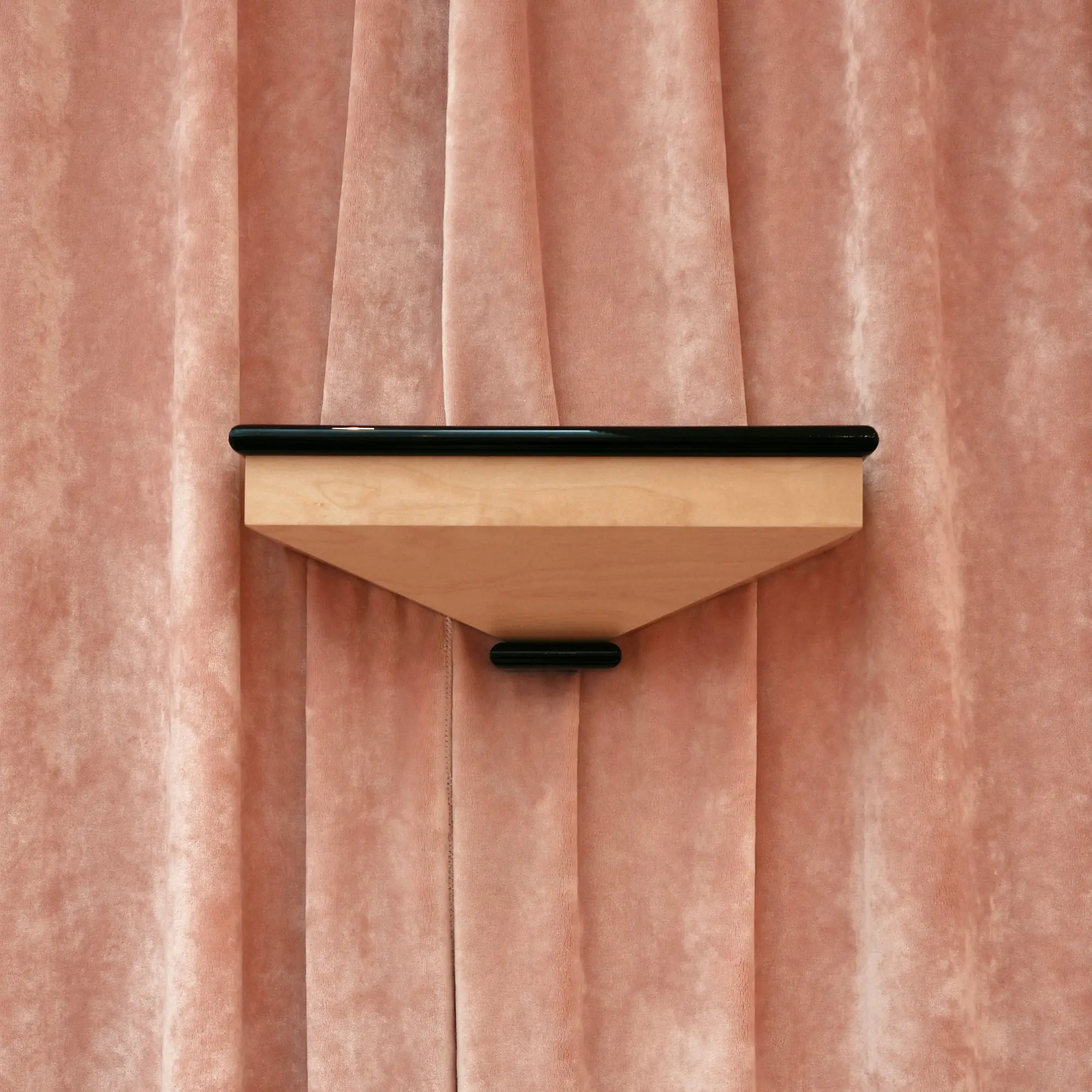 InvisibleCollection_HauvetteMadani_LaCorbeilleDeMinuitWallLamp_Hover