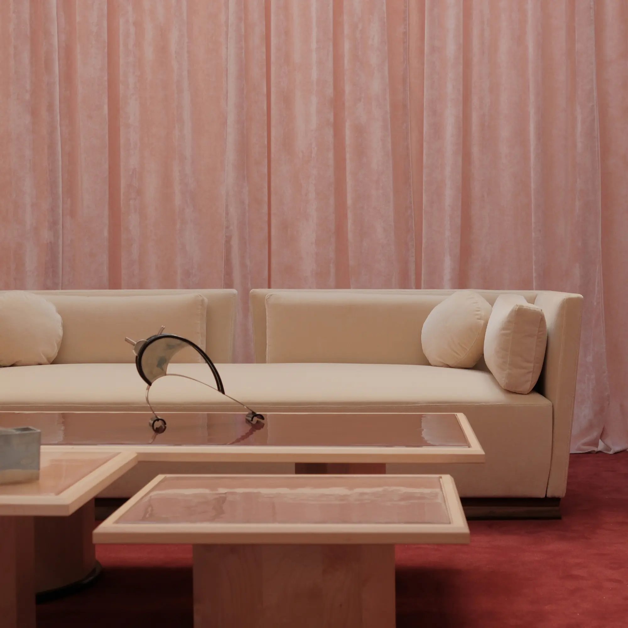 InvisibleCollection_HauvetteMadani_LeGrandSoirSofa_Hover