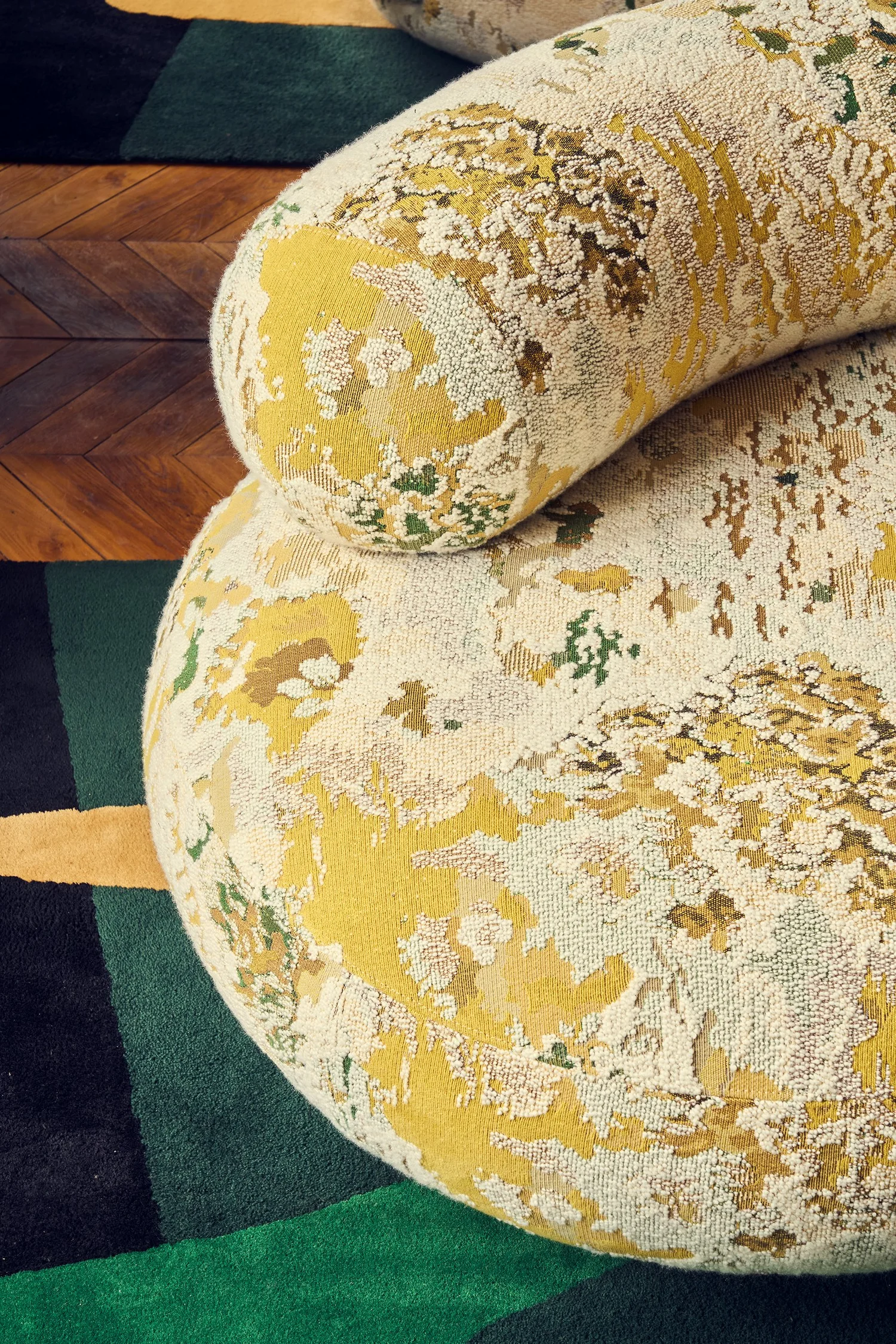 InvisibleCollection_FleurDelesalle_HugCurvedSofa_Metaphores_Eden_Citrine_2.jpg